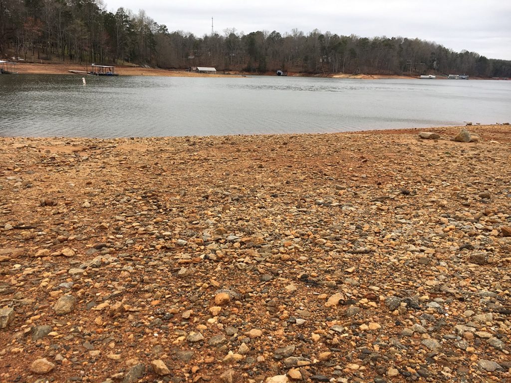Baisse des niveaux d'eau au lac Lanier pendant la sécheresse de 2017.  Photo gracieuseté de WABE