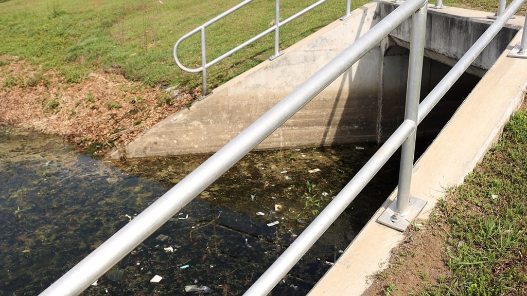 This culvert leads to a trash collecting machine, which, when it work, compacts garbage taken from the lake.